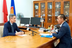 越南驻柬埔寨大使阮明羽（左）接受越通社驻金边记者采访。图自越通社