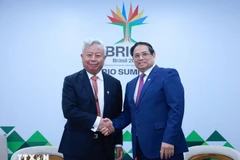 越南政府总理范明政会见亚洲基础设施投资银行行长金立群。图自越通社