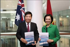 越南外交部副部长阮孟强与澳大利亚外交部副部长米歇尔·陈。图自越通社