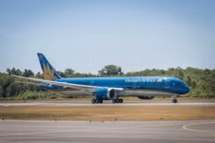 越南航空维持运营12条越南直飞欧洲航线。图自民族与信息报