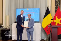 越南驻比利时大使阮文草向菲利普·伊冯·J·范赫斯特尔先生颁发越南驻安特卫普名誉领事任命决定。图自越通社