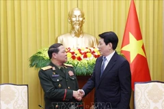 越南国家主席梁强会见老挝人民军总政治局主任汪松·印潘披。图自越通社