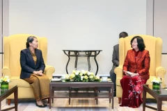 越南祖国阵线中央委员会主席裴氏明怀会见了柬埔寨人民党（CPP）副主席、柬埔寨祖国发展团结阵线国家委员会主席、柬越友好协会主席梅森安。图自越通社