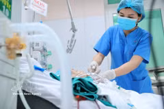 患者在德江综合医院接受治疗。图自越通社