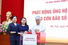越南祖国阵线中央委员会发起支援第10号台风受灾同胞活动。图自越通社