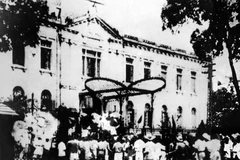 资料图:1945年8月19日八月革命总起义开始,首个攻击点是北部府。图自越通社