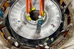 和平水电站扩建项目1号机组转子成功吊装。图自越通社