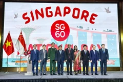 阮志勇副总理同与会代表合影。图自越通社