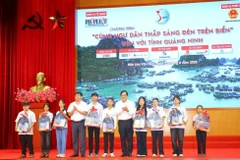 组委会向渔民子女赠送慰问品和发放奖学金。图自越南之声