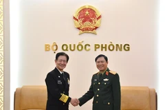 越南国防部副部长阮新疆大将与日本海上幕僚长斋藤聪上将。图自越通社