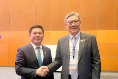越南工贸部长阮鸿延与中国商务部部长王文涛。图自越通社