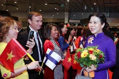 越共中央总书记夫人吴芳璃参观维萨拉一贯制学校,观摩越南语课。图自越通社