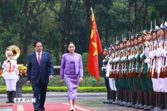 越南政府总理范明政与泰王国总理佩通坦·钦那瓦出席检阅仪仗队。图自越通社