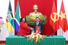  越共中央书记处常务书记陈锦秀与非洲人国民大会副秘书长莫库亚尼举行会谈