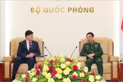 越南国防部长潘文江大将会见菲律宾国防部副部长伊里内奥·埃斯皮诺。图自越通社
