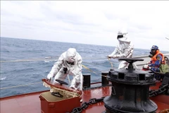 越南水手在训练中。图自越通社