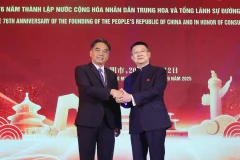胡志明市人民委员会副主席阮禄河与中国新任驻胡志明市总领事唐立。图自大团结报