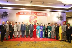 与会代表合影。图自越通社