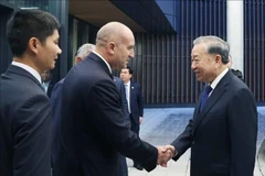 越共中央总书记苏林访问保加利亚Samel-90国防工业公司。图自越通社