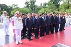 越南党和国家领导人敬香缅怀英烈。图自越通社