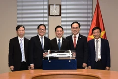 越南政府副总理胡德福会见长海集团股份公司董事长陈伯阳和韩国现代罗特姆公司席执行官李永培。图自越通社