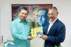 武中美大使向比列加斯部长赠送了《狱中日记》《胡志明军事思想》等胡志明主席重要著作。图自越通社