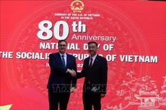 越南驻捷克大使杨怀南与捷克外交部长扬·利帕夫斯基。图自越通社