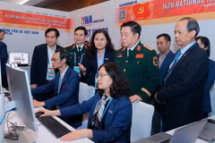 越南人民军总政治局主任阮仲义大将走访慰问越共十四大新闻中心一线新闻工作者。图自越通社