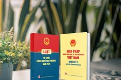 《2025年地方政权组织法》与《越南社会主义共和国宪法2013年版》两本书。图自越通社