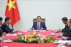 越南政府总理范明政与柬埔寨首相洪玛奈通电话。图自越通社