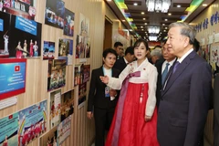 苏林总书记参观朝鲜江山幼儿园。图自越通社