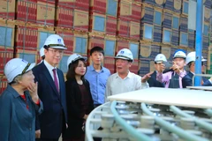 韩国首席执行官峰会代表团参观福寿省企业生产线。图自富寿报