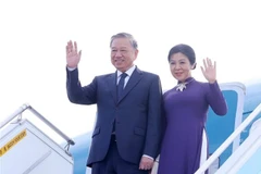 越共中央总书记苏林与夫人吴芳璃启程回国。图自越通社