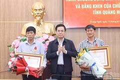 广义省人民委员会主席阮黄江向李山特别行政区西安永村潘维光先生和李山特别行政区西安海村黎文生先生授予勇气勋章。图自越通社