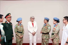 澳大利亚总督访问越南联合国维和部队。图自越通社