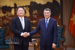 越南政府总理黎明兴与日本山梨县知事长崎幸太郎。图自越通社
