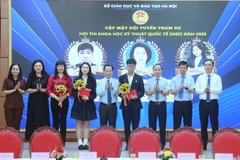 参加2025年国际科学与工程大奖赛的越南国家代表队见面会。图自新河内报
