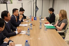 越南政府副总理黎成龙会见国际移民组织（IOM）总干事艾米·波普。图自越通社
