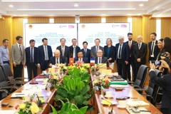 越南建设部与法国合作伙伴签署铁路领域合作备忘录。图自越通社