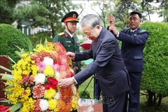 越共中央总书记苏林出席越南驻朝鲜大使馆花园胡志明主席塑像揭牌仪式。图自越通社