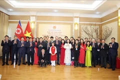 越共中央总书记苏林一行与越南驻朝鲜大使馆工作人员合影。图自越通社