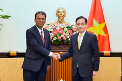 越南外交部长黎怀忠会见尼泊尔驻越大使丹·巴哈杜尔·奥利。图自越通社