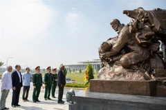 古巴全国人民政权代表大会主席参观越南军事历史博物馆。图自越通社