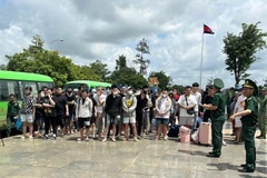 同奈省接收从柬埔寨回国的85名越南公民。图自越通社