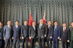 新西兰议会议长格里·布朗利与越南国会国防安全与对外委员会代表团合影。图自越通社