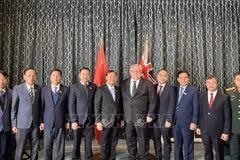 新西兰议会议长格里·布朗利与越南国会国防安全与对外委员会代表团合影。图自越通社