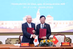 胡志明市人民议会主席武文明与山口县议会议长柳居俊学签署了胡志明市人民议会与山口县议会友好交流合作备忘录。图自越通社