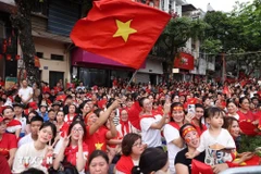 市民热情迎接阅兵游行队伍。图自越通社