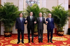 中国、老挝、缅甸和泰国外长合影。图自越通社