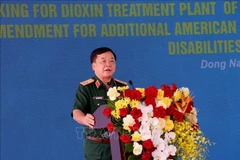 越南战后炸弹地雷及化学毒剂处理国家指导委员会常设机构主任黄春战上将发言。图自越通社